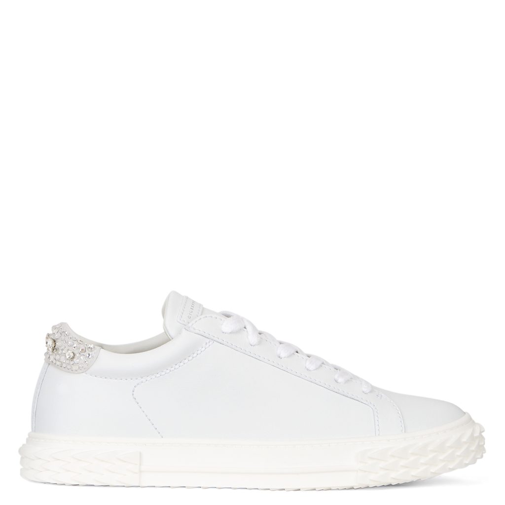 Giuseppe Zanotti Sneakers en cuir blanc ornées de cristaux brodés à l’arrière. complétées par une étiquette signature et une semelle blabber en caoutchouc à effet relief. (RM10058001)