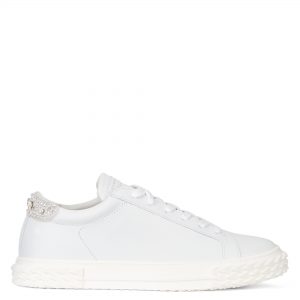Giuseppe Zanotti Sneakers en cuir blanc ornées de cristaux brodés à l’arrière. complétées par une étiquette signature et une semelle blabber en caoutchouc à effet relief. (RM10058001)