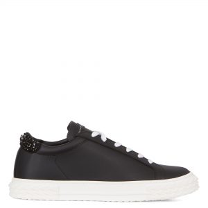 Giuseppe Zanotti Sneakers en cuir noir ornées de cristaux brodés à l’arrière. complétées par une étiquette signature et une semelle blabber en caoutchouc à effet relief. (RM10058002)