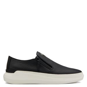 Giuseppe Zanotti Ces sneakers sans lacets en cuir noir se distinguent par leur logo signature en métal sur le languette, et reposent sur une semelle en caoutchouc blanc marquée du logo. (EU00063001)