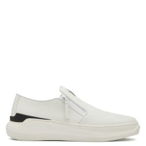 Giuseppe Zanotti Ces sneakers sans lacets en cuir blanc se distinguent par leur logo signature en métal sur la languette, et reposent sur une semelle en caoutchouc marquée du logo. (EU00063002)