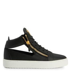 Giuseppe Zanotti Cette sneaker semi-montante zanotti iconique et inimitable aété revisitée avec une tige en cuir noir et des découpes sur les côtés. les fermetures à glissière assorties sur la tige, le détail signature » en métal doré et la semelle en caoutchouc blanc (RM20069001)