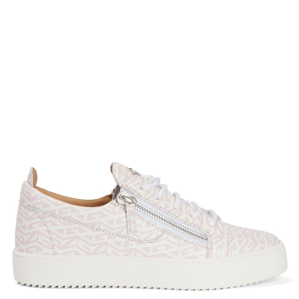 Giuseppe Zanotti Cette sneaker basse zanotti emblématique et inimitable a été revisitée avec une tige en cuir ornée d’un imprimé monogramme rose et blanc. la signature » en métal argenté sur la languette, les fermetures à glissière assorties sur la tige et la semelle en (RM20055002)