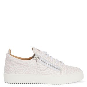 Giuseppe Zanotti Cette sneaker basse zanotti emblématique et inimitable a été revisitée avec une tige en cuir ornée d’un imprimé monogramme rose et blanc. la signature » en métal argenté sur la languette, les fermetures à glissière assorties sur la tige et la semelle en (RM20055002)