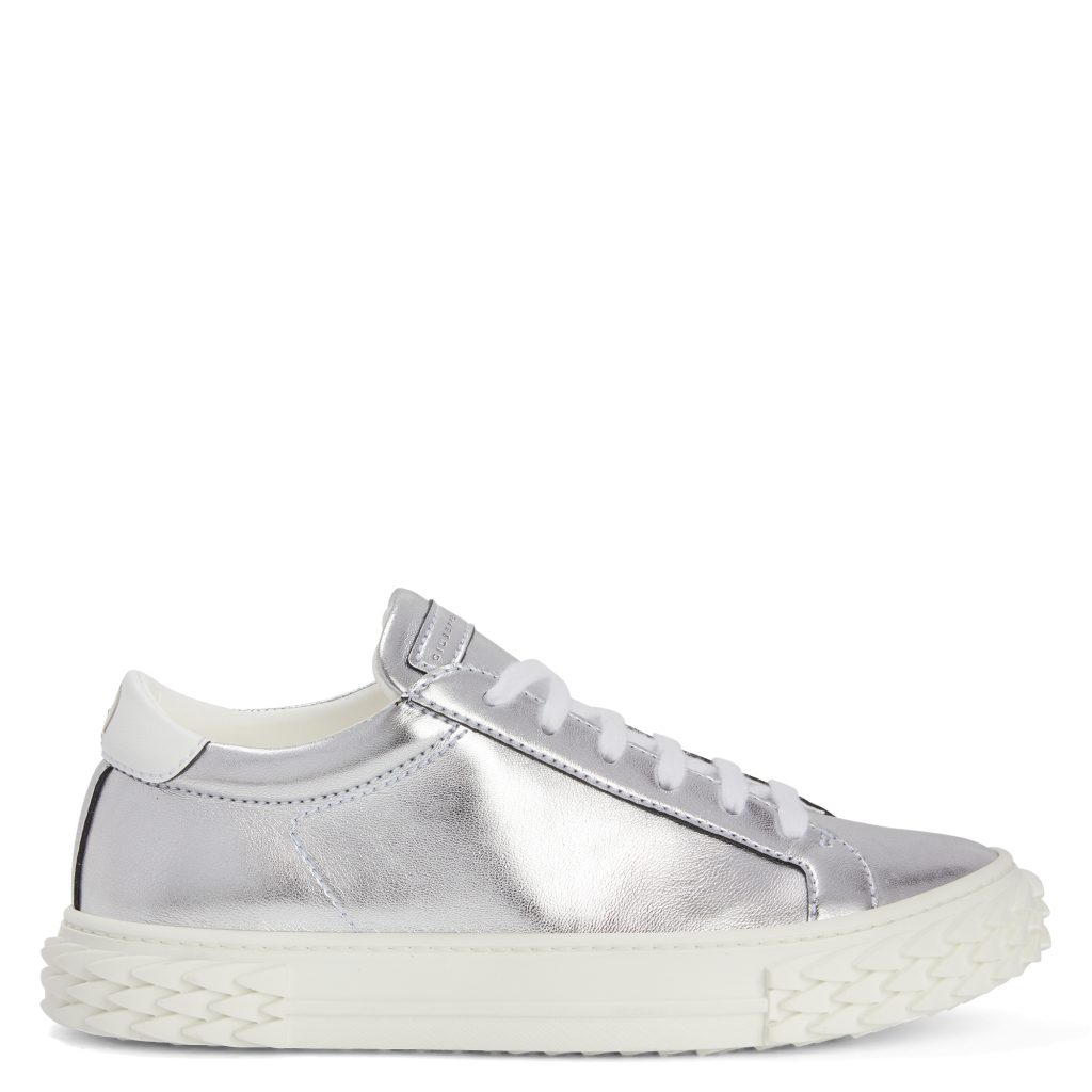 Giuseppe Zanotti Sneaker basse confectionnée en tissu synthétique argenté fabriqué à partir de cuir recyclé, avec un logo blanc sur le talon. l’étiquette signature » ton sur ton estampée au laser sur la languette et la semelle blabber » en caoutchouc biosourcé blanc c (RS20056006)