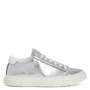 Giuseppe Zanotti Sneaker basse confectionnée en tissu synthétique argenté fabriqué à partir de cuir recyclé, avec un logo blanc sur le talon. l’étiquette signature » ton sur ton estampée au laser sur la languette et la semelle blabber » en caoutchouc biosourcé blanc c (RS20056006)