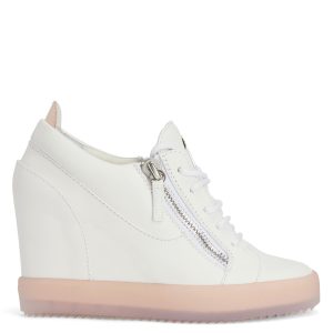 Giuseppe Zanotti Sneakers basses compensées sport-chic en cuir blanc avec languette arrière en cuir verni rose. ce modèle est doté d’un détail signature » en métal argenté sur la languette, de fermetures à glissière en métal sur les côtés et d’une semelle en caoutchouc (RS20046001)