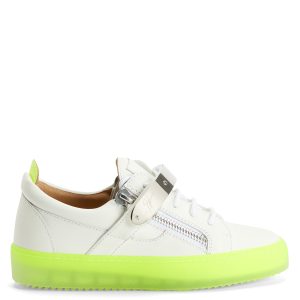 Giuseppe Zanotti Cette sneaker basse zanotti iconique et inimitable aété revisitée avec une tige en cuir blanc et des inserts en cuir verni jaune fluo, et est dotée d’une sangle en métal dorée. les fermetures à glissière assorties sur la tige, le détail signature » en (RS20068001)