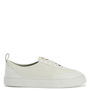 Giuseppe Zanotti Sneaker basse en cuir blanc avec inserts en cuir verni ton sur ton, arborant un détail signature » en métal doré sur la languette. la semelle en caoutchouc blanc confortable offre à cette chaussure une finition parfaite. (RS20064003)
