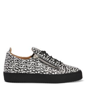 Giuseppe Zanotti Cette sneaker basse zanotti emblématique et inimitable a été revisitée avec une tige en cuir ornée d’un imprimé monogramme noir et blanc. la signature » en métal argenté sur la languette, les fermetures à glissière assorties sur la tige et la semelle en (RM20055001)
