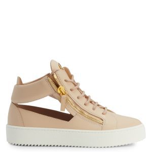 Giuseppe Zanotti Cette sneaker semi-montante zanotti iconique et inimitable aété revisitée avec une tige en cuir rose et des découpes sur les côtés. les fermetures à glissière assorties sur la tige, le détail signature » en métal doré et la semelle en caoutchouc blanc (RS20066003)