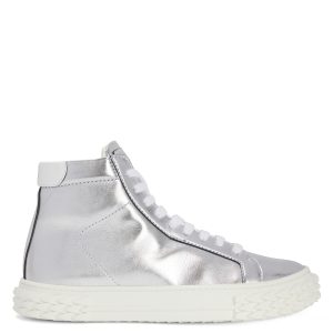 Giuseppe Zanotti Sneaker montante confectionnée en tissu synthétique argenté fabriqué à partir de cuir recyclé, avec un logo blanc sur le talon. l’étiquette signature » ton sur ton estampée au laser sur la languette et la semelle blabber » en caoutchouc biosourcé blan (RS20057002)