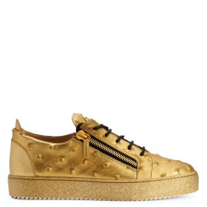 Giuseppe Zanotti Cette sneaker basse zanotti iconique et inimitable aété revisitée avec une tige en cuir doré à imprimé effet clouté et un détail signature » en métal doré sur la languette. les lacets noirs contrastants, les fermetures à glissière dorées sur la tige et (RM20059002)