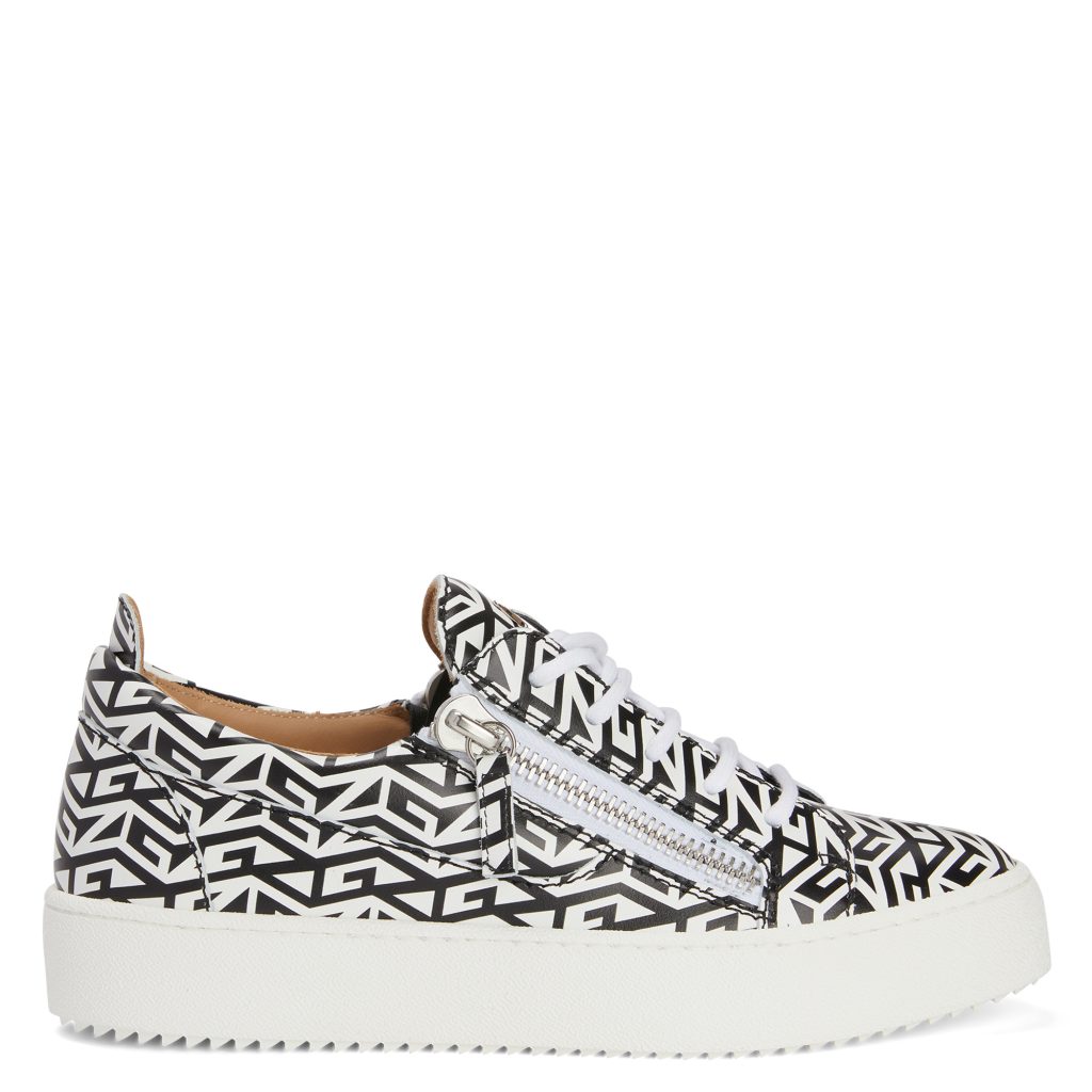 Giuseppe Zanotti Cette sneaker basse zanotti emblématique et inimitable a été revisitée avec une tige en cuir ornée d’un imprimé monogramme noir et blanc. la signature » en métal argenté sur la languette, les fermetures à glissière assorties sur la tige et la semelle en (RS20051001)