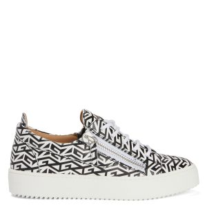 Giuseppe Zanotti Cette sneaker basse zanotti emblématique et inimitable a été revisitée avec une tige en cuir ornée d’un imprimé monogramme noir et blanc. la signature » en métal argenté sur la languette, les fermetures à glissière assorties sur la tige et la semelle en (RS20051001)
