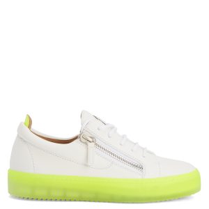 Giuseppe Zanotti Cette sneaker basse zanotti iconique et inimitable aété revisitée avec une tige en cuir blanc et arbore une tirette en cuir verni jaune fluo ainsi qu’un détail signature » en métal argenté sur la languette. les fermetures à glissière latérales en métal (RS20044001)