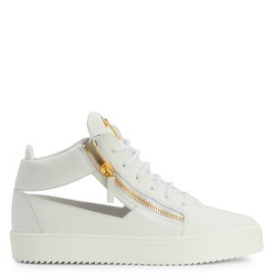 Giuseppe Zanotti Cette sneaker semi-montante zanotti iconique et inimitable aété revisitée avec une tige en cuir blanc et des découpes sur les côtés. les fermetures à glissière assorties sur la tige, le détail signature » en métal doré et la semelle en caoutchouc blanc (RM20069003)