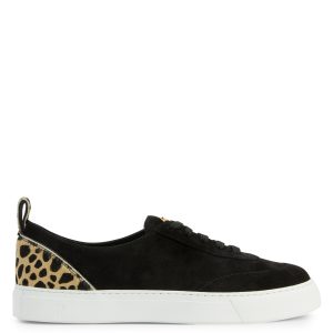 Giuseppe Zanotti Sneaker basse en daim noir avec insert en poulain tacheté à l’arrière, arborant un détail signature » en métal doré sur la languette. un petit détail signature » en métal doré sur le côté de la chaussure et une semelle en caoutchouc blanc contrastant (RS20063001)