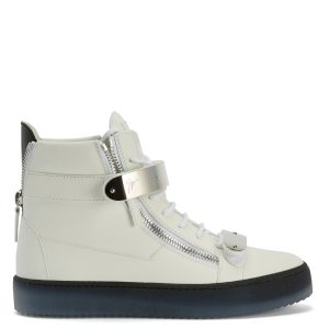Giuseppe Zanotti Cette sneaker montante zanotti emblématique et inimitable a été revisitée avec une tige en cuir blanc et arbore une tirette en cuir verni noir ainsi qu’un imprimé signature » ton sur ton débossé sur la languette. deux sangles en métal argenté avec logo, (RM20058003)