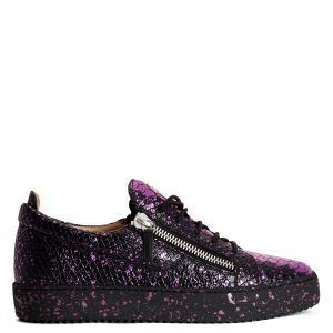Giuseppe Zanotti Cette sneaker basse zanotti iconique et inimitable aété revisitée avec une tige en cuir à imprimé python noir et fuchsia avec effet métallique et arbore une signature » en métal noir sur la languette. les fermetures à glissière argentées latérales et l (RM20023006)