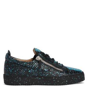 Giuseppe Zanotti Cette sneaker basse zanotti iconique et inimitable aété revisitée avec une tige en cuir à imprimé python noir et bleu clair avec effet métallique et arbore une signature » en métal noir sur la languette. les fermetures à glissière argentées latérales e (RM20023004)