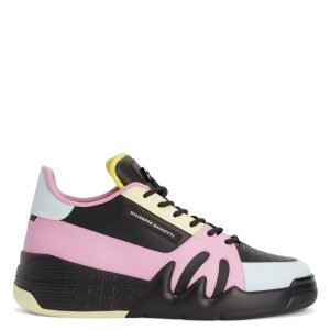 Giuseppe Zanotti Le modèle talon » a été revisité avec une tige en cuir noir avec des inserts couleur pastel, soulignant le caractère urbain de cette sneaker. ce modèle est doté d’un détail signature » laqué noir sur la languette, d’uneétiquette signature » noire s (RS20055001)