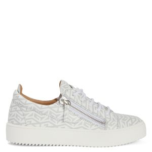 Giuseppe Zanotti Cette sneaker basse zanotti emblématique et inimitable a été revisitée avec une tige en cuir ornée d’un imprimé monogramme gris et blanc. la signature » en métal argenté sur la languette, les fermetures à glissière assorties sur la tige et la semelle en (RM20055004)