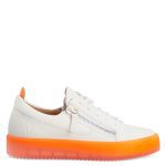 Giuseppe Zanotti Cette sneaker basse zanotti iconique et inimitable aété revisitée avec une tige en cuir blanc et arbore une tirette en cuir verni orange fluo ainsi qu’un détail signature » en métal argenté sur la languette. les fermetures à glissière latérales en méta (RS20044002)