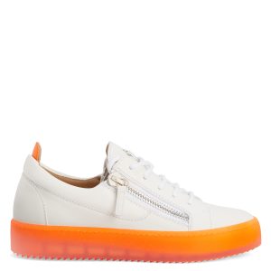 Giuseppe Zanotti Cette sneaker basse zanotti iconique et inimitable aété revisitée avec une tige en cuir blanc et arbore une tirette en cuir verni orange fluo ainsi qu’un détail signature » en métal argenté sur la languette. les fermetures à glissière latérales en méta (RS20044002)