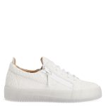 Giuseppe Zanotti Cette sneaker basse zanotti iconique et inimitable aété revisitée avec une tige en cuir blanc à imprimé python et se distingue par des éclaboussures de peinture dont la couleur change lorsqu’elle est exposée aux uv et révèle alors un effet peinture fra (RM20051001)
