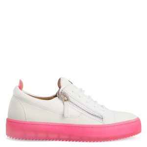 Giuseppe Zanotti Cette sneaker basse zanotti iconique et inimitable aété revisitée avec une tige en cuir blanc et arbore une tirette en cuir verni rose fluo ainsi qu’un détail signature » en métal argenté sur la languette. les fermetures à glissière latérales en métal (RS20044003)