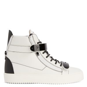 Giuseppe Zanotti Cette sneaker montante zanotti emblématique et inimitable a été revisitée avec une tige en cuir blanc, des inserts en cuir verni noir et une semelle en caoutchouc assortie. les deux sangles en métal noir ornées du logo, le détail signature » blanc sur l (RM20004005)