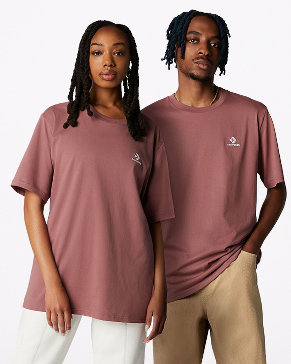 Converse Converse Converse Go-To Embroidered Star Chevron T-Shirt mit Standardpassform Brown Brown (10023876-A06)