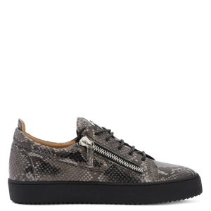 Giuseppe Zanotti Sneakers basses confectionnées en cuir lamé noir imprimé reptile avec lacets en coton ciré noir, dotées d’un détail signature » en métal argenté sur la languette et de fermetures à glissière argentées sur les côtés de la tige. la semelle en caoutchouc noi (RU20004003)