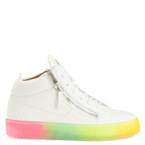 Giuseppe Zanotti Sneakers semi-montantes confectionnées en cuir blanc et cuir verni avec lacets en coton assortis, dotées d’un détail signature » en métal argenté sur la languette et de fermetures à glissière argentées sur les côtés de la tige. la semelle en caoutchouc mu (RU20008002)