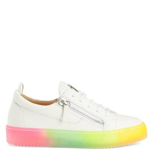 Giuseppe Zanotti Sneakers basses confectionnées en cuir blanc et cuir verni avec lacets en coton assortis, dotées d’un détail signature » en métal argenté sur la languette et de fermetures à glissière argentées sur les côtés de la tige. la semelle en caoutchouc multicolor (RW20002001)