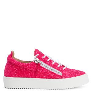 Giuseppe Zanotti Sneakers basses confectionnées en tissu fuchsia pailleté avec lacets en coton blanc, dotées d’un détail signature » en métal argenté sur la languette et de fermetures à glissière argentées sur les côtés de la tige. la semelle en caoutchouc blanc offre à c (RW20006003)