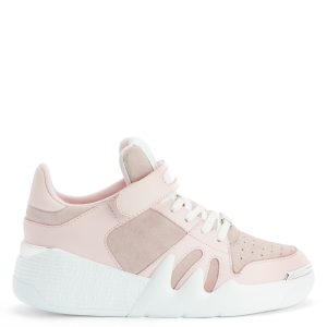 Giuseppe Zanotti Sneakers basses talon» confectionnées en cuir et daim roses avec doublure intérieure en tissu technique et lacets en coton assortis. ce modèle est doté d’une bande velcro assortieà la tige et ornée d’un détail argenté, d’une signature» caoutchoutée blanch (RW20031002)