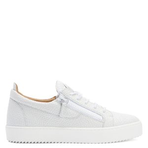 Giuseppe Zanotti Sneakers basses confectionnées en cuir blanc avec imprimé pyramidal et lacets en coton assortis, dotées d’un détail signature » caoutchouté blanc sur la languette et de fermetures à glissière argentées sur les côtés de la tige. la semelle en caoutchouc bl (RU20011001)