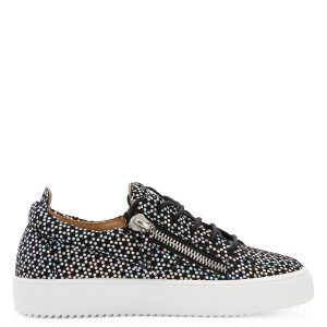 Giuseppe Zanotti Sneakers basses confectionnées en tissu synthétique lamé noir avec détails irisés et lacets en coton noir, dotées d’un détail signature » en métal argenté sur la languette et de fermetures à glissière argentées sur les côtés de la tige. la semelle en caou (RW20005002)