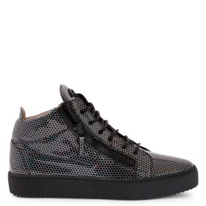 Giuseppe Zanotti Sneakers basses confectionnées en tissu synthétique lamé noir avec lacets en coton ciré noir, dotées d’un détail signature » en métal caoutchouté noir sur la languette et de fermetures à glissière noires sur les côtés de la tige. la semelle en caoutchouc (RU20006003)