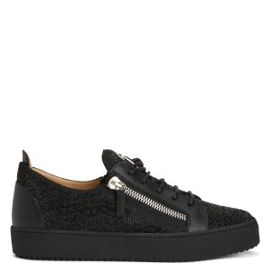 Giuseppe Zanotti Cette sneaker basse zanotti iconique et inimitable aété revisitée avec une tige en tissu synthétique effet daim noir et en cuir noir. la signature » en métal argenté sur la languette, les fermetures à glissière assorties sur la tige et la semelle en ca (RM20066001)