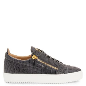 Giuseppe Zanotti Sneakers basses, confectionnées en cuir gris foncé imprimé crocodile avec lacets en coton assortis, dotées d’un détail signature » en métal doré sur la languette et de fermetures à glissière dorées sur les côtés de la tige. la semelle en caoutchouc blanc (RU00010121)