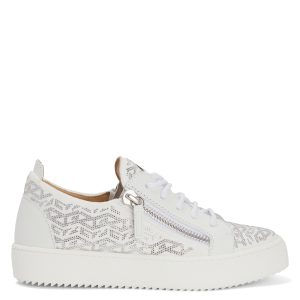 Giuseppe Zanotti Confectionnée en tissu synthétique blanc effet daim et en film laminé, cette sneaker basse arbore une broderie en strass couleur cristal sur toute la surface. le détail signature » en métal argenté sur la languette et la semelle en caoutchouc blanc comp (RS20058002)