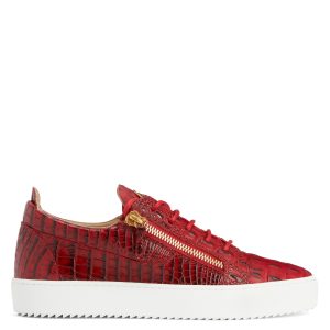Giuseppe Zanotti Sneakers basses, confectionnées en cuir rouge imprimé crocodile avec lacets en coton assortis, dotées d’un détail signature » en métal doré sur la languette et de fermetures à glissière dorées sur les côtés de la tige. la semelle en caoutchouc blanc contr (RU00010122)
