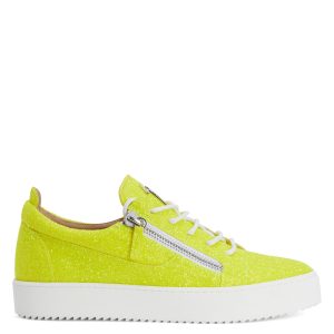 Giuseppe Zanotti Sneakers basses confectionnées en tissu jaune pailleté avec lacets en coton blanc, dotées d’un détail signature » en métal argenté sur la languette et de fermetures à glissière argentées sur les côtés de la tige. la semelle en caoutchouc blanc offre à ce (RW20006001)
