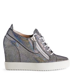 Giuseppe Zanotti Sneakers compensées confectionnées en daim lamé noir avec lacets en coton blanc, dotées de fermetures à glissière latérales en métal argenté. la semelle en caoutchouc blanc contrastant avec semelle compensée intérieure complète ce modèle sport-chic. (RW20054001)