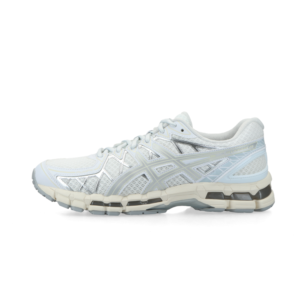 Asics Gel-Kayano 20 in Weiß mit silbernen Akzenten