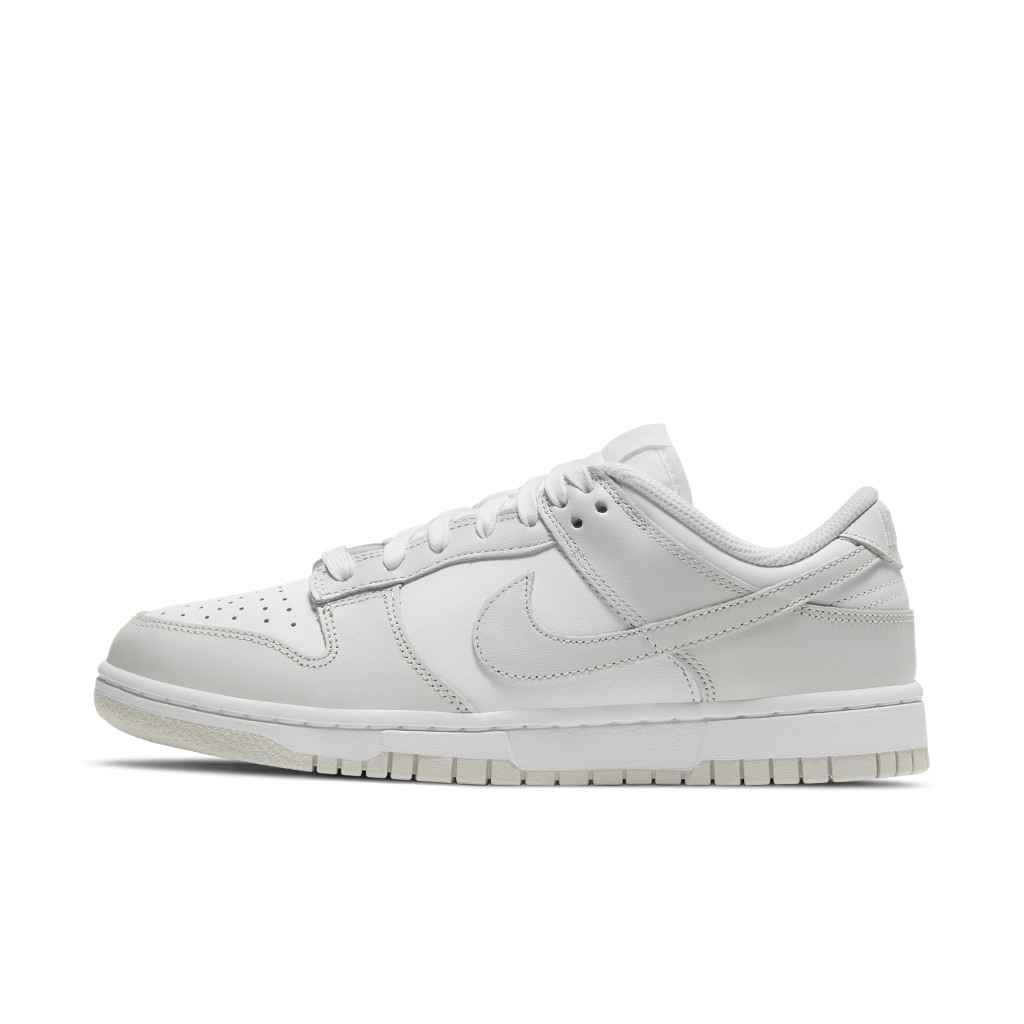 Nike Dunk Low in Weiß mit hellgrauen Overlays
