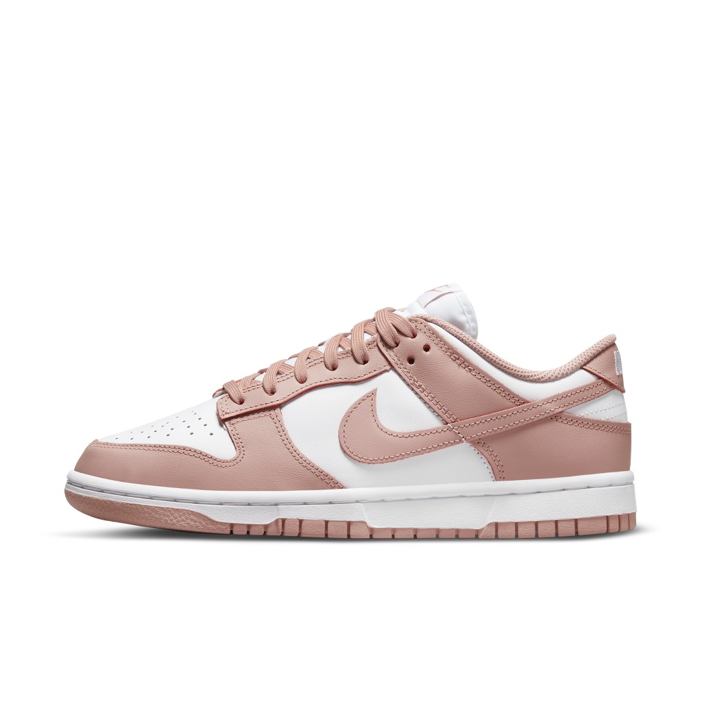 Nike Dunk Low in Weiß mit zartrosa Overlays